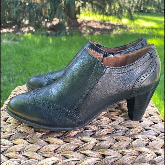 NURTURE Haddie Black Leather Wingtip Pointed Toe 2.5” Heel Shoe Booties Size 7.5 - Picture 7 of 7